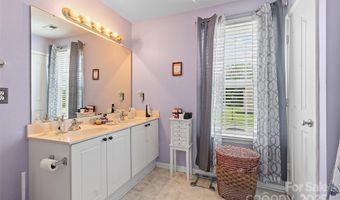 7123 Wandering Creek Dr, Charlotte, NC 28216