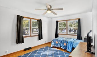 922 S Oak Ave, Aurora, MO 65605