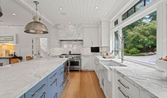 8 Gaylea Dr, Branford, CT 06405