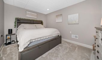 33 WATERTON Dr, Bear, DE 19701