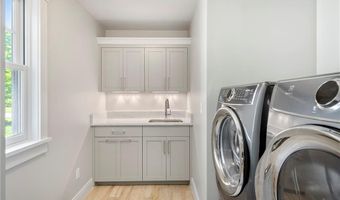 60 Van Wickle Ln, Bristol, RI 02809