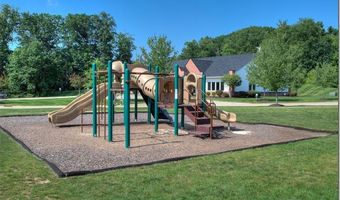 792 Nancy Dr, Aurora, OH 44202