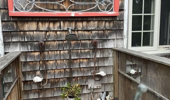 7 Boulevard E, Middletown, RI 02842