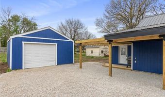 221 E 2nd Ave, Garnett, KS 66032