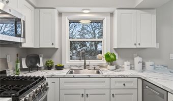 907 40th Ln, Anoka, MN 55303