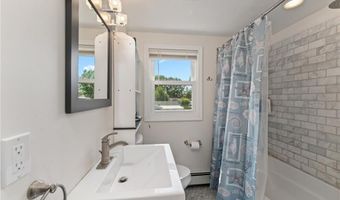 10 Philips Ave, Middletown, RI 02842