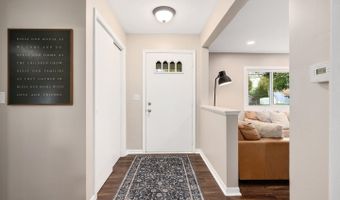 2 Sunset Ln, Algonquin, IL 60102