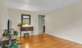 22 College St APT 3, Clinton, CT 06413