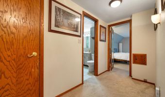 8 HILLTOP Ct, Appleton, WI 54914