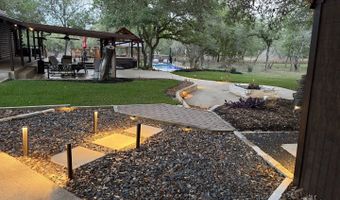828 Shady Grv, Adkins, TX 78101