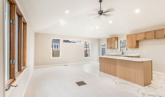 505 W Cedar St, Beresford, SD 57004