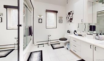 53 Coolidge Ave, Amity Harbor, NY 11701