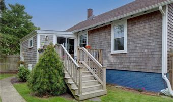 25 Renfrew Ave, Middletown, RI 02842