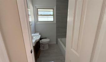 32 Penndale Dr, Amityville, NY 11701