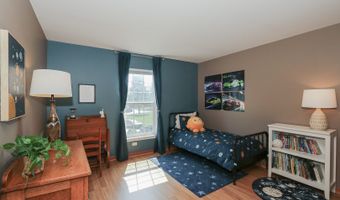 8 Hithergreen Ct, Algonquin, IL 60102