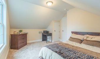 17 Edgewood St, Cromwell, CT 06416