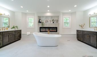 408 W Foxdale Ln, Arlington Heights, IL 60004