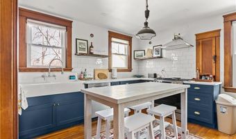 123 Beacon St, Middletown, RI 02842