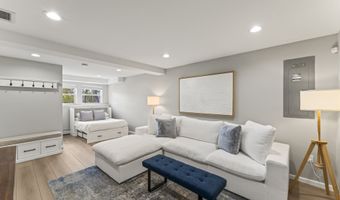 15 Berkshire Dr, Brookfield, CT 06804