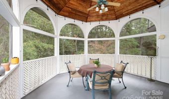 37 New Cross N, Asheville, NC 28805