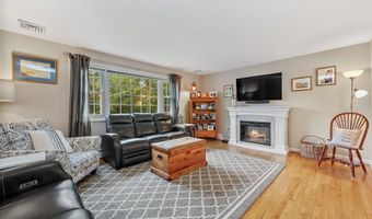 8 Brookview Ct, Bethel, CT 06801