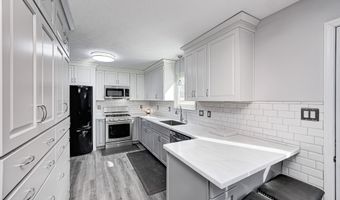 555 Hyannis Dr, Avon, IN 46123