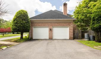 8809 SAUNDERS Ln, Bethesda, MD 20817