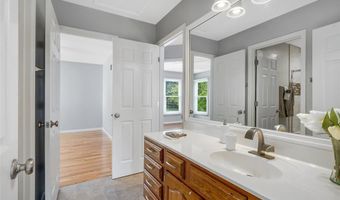 821 Heatherhaven Dr, Ballwin, MO 63011