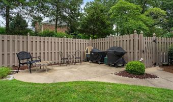 21 Meadowbrook Country Club Est, Ballwin, MO 63011