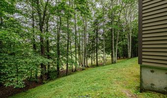 15 Inverness Rd, Falmouth, ME 04105
