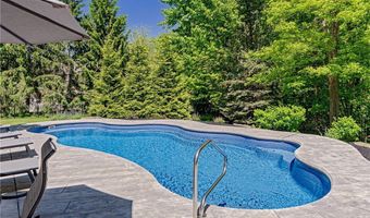 560 Club Dr, Aurora, OH 44202