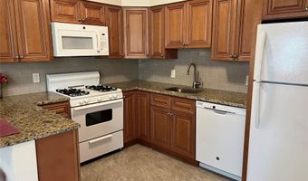 15 Cedar St, Amityville, NY 11701