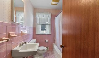 112 Oakton St, Woonsocket, RI 02895