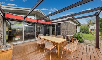 2800 S BRIARWOOD Dr W, Arlington Heights, IL 60005