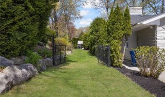 120 Bretton Woods Dr, Cranston, RI 02920