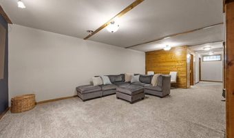 149 Country Club Ct, Anamosa, IA 52205