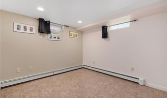 289 Oliphant Ln, Middletown, RI 02842