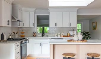 24 W Knollwood Cir, North Kingstown, RI 02852