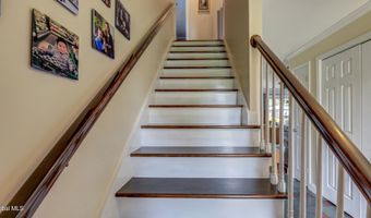 4 Fairway Ct, Albany, NY 12208