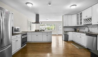 198 Macon Dr, Bridgeport, CT 06606