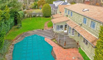 211 Plymouth Ct, Brightwaters, NY 11718