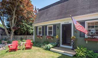 7 Boulevard E, Middletown, RI 02842