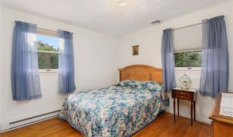 68 Birchwood Dr, Narragansett, RI 02882