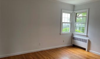 28 Lynton Rd 1, Albertson, NY 11507