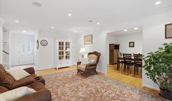 8906 TRANSUE Dr, Bethesda, MD 20817