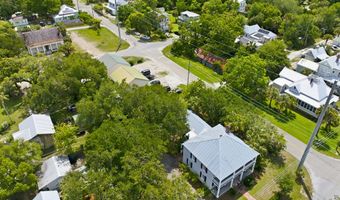 128 4th St, Apalachicola, FL 32320