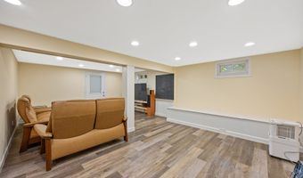 20 Club Ln, Cheshire, CT 06410