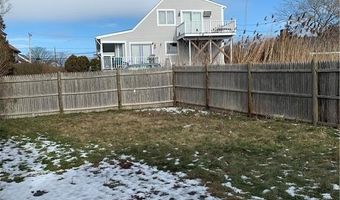 17 Crescent St, Middletown, RI 02842