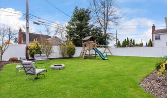5 Marbourne Rd, Bethpage, NY 11714