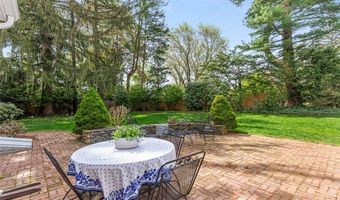 11 Harbour Rd, Barrington, RI 02806